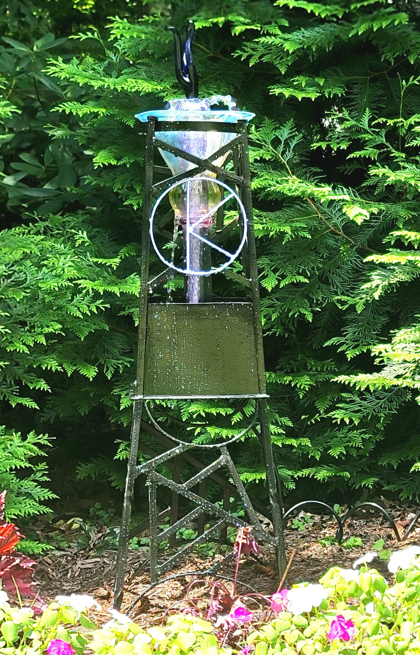 Steel and borosilicate garden fountain