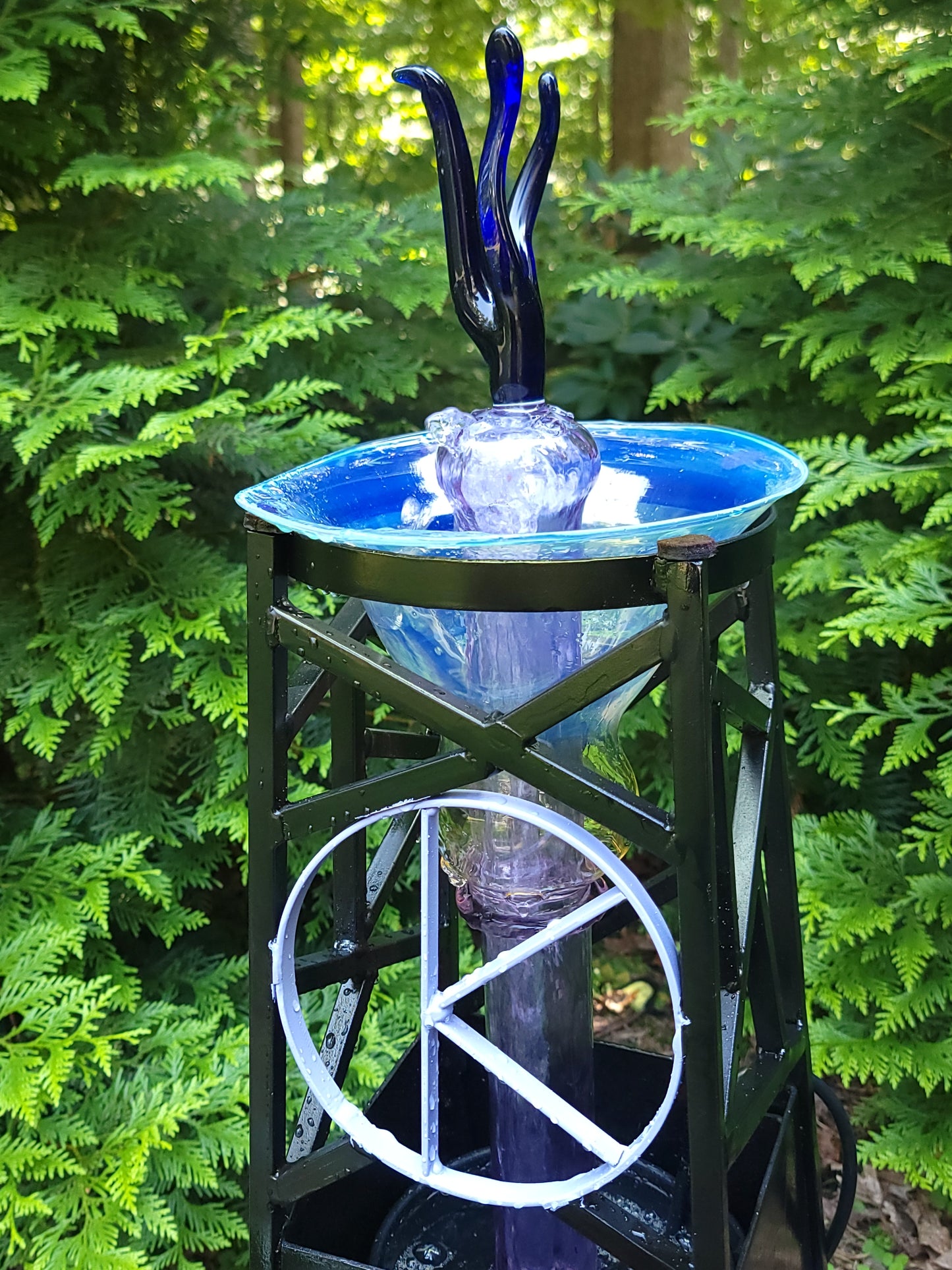 Steel and borosilicate garden fountain